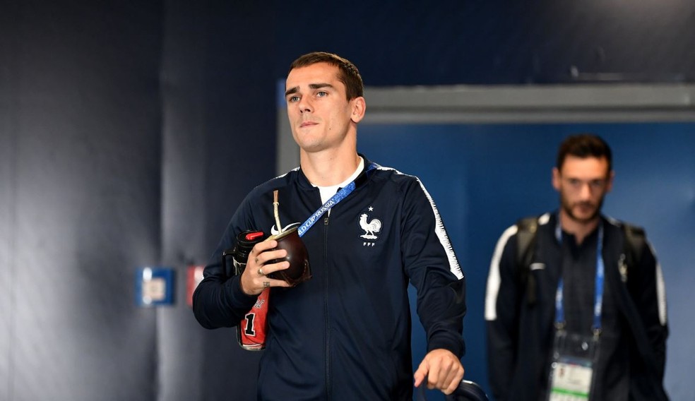 Griezmann e sua garrafa térmica. De um lado, Derrick Rose... (Foto: Divulgação/França)