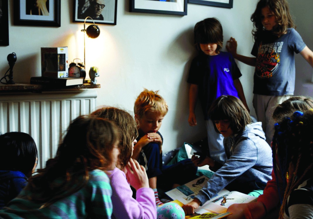 Crianças lendo juntas em Summerhill (Foto: Arquivo Pessoal)