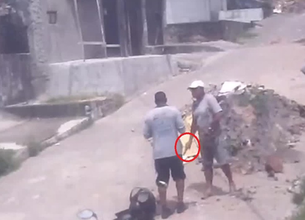 Imagem mostra homem armado instantes antes de atirar em trabalhador no Grande Recife — Foto: Reprodução/WhatsApp