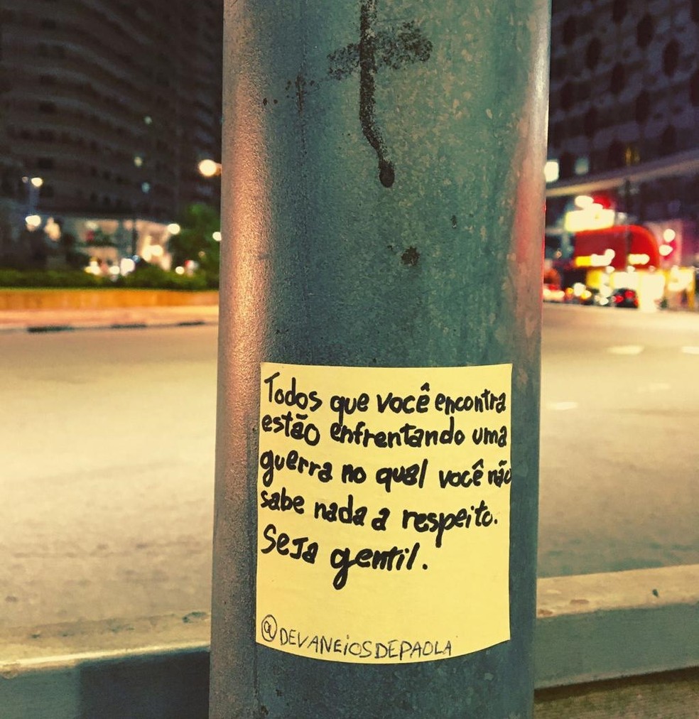 Fotógrafa espalha bilhetes com mensagens positivas pelas ruas de Santos, SP — Foto: Arquivo Pessoal/Paola Gimenez