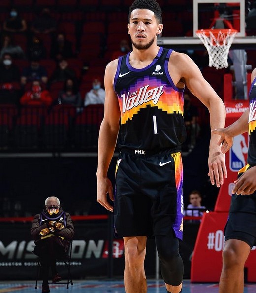 Devin Booker em ação pelo Phoenix Suns (Foto: Instagram)