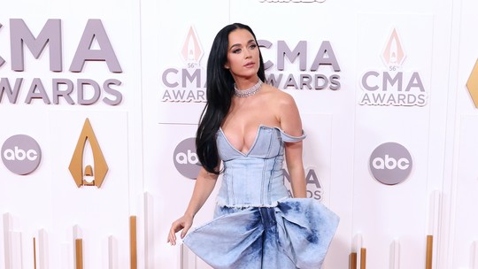 Katy Perry concentra holofotes com decote insinuante e look jeans em premiação country
