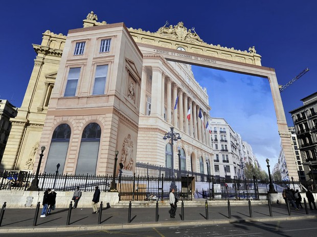 Uma pintura gigante foi feita pelo artista Pierre Delavie na fachada do Palais de la Bourse em Marselha, sul da França, como parte da escolha da cidade como Capital Europeia da Cultura em 2013. (Foto: Gerard Julien/AFP)