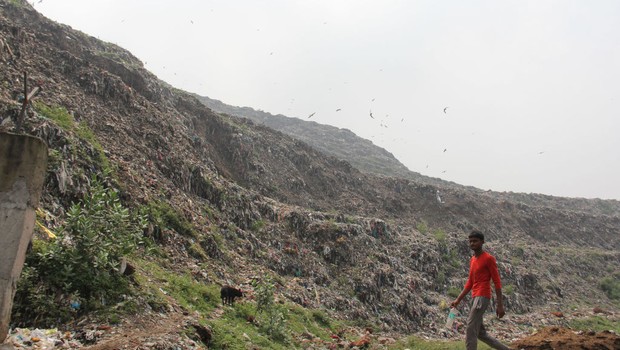Colina de lixo em Ghazipur na Índia  (Foto: Nasir Kachroo/NurPhoto via Getty Images)