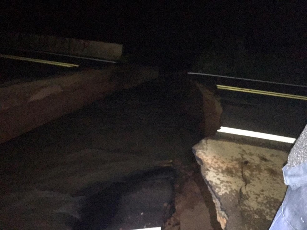 Buraco na ponte se formou após intensas chuvas — Foto: PRF/Divulgação