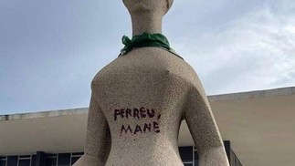 Escultura de Alfredo Ceschiatti, no STF, foi vandalizada por terroristas em Brasília — Foto: Reprodução/Twitter