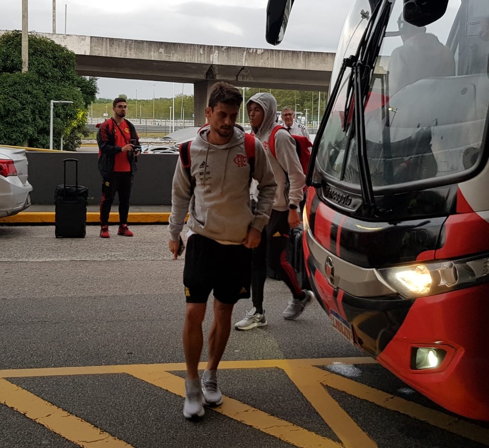Rodrigo Caio no embarque do Flamengo para Belo Horizonte — Foto: Fred Huber
