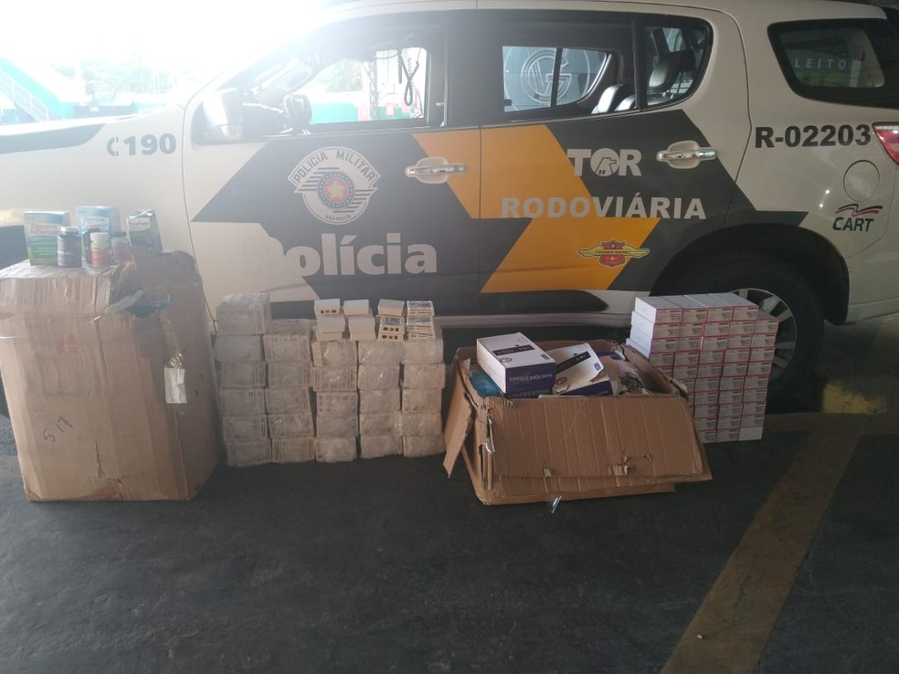 Eletrônicos diversos e comprimidos de complexos vitamínicos foram apreendidos — Foto: Polícia Rodoviária