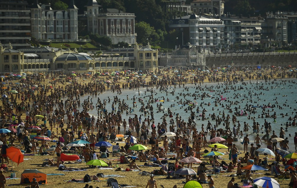 Público lota praia em San Sebastian, na Espanha, em dia de altas temperaturas na Europa (Foto: AP Photo/Alvaro Barrientos)