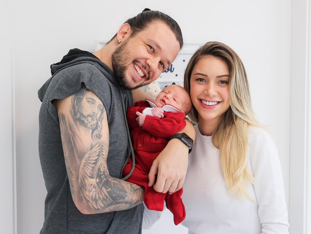 Bruno, do KLB, e a mulher, Maria Luiza, deixam maternidade com o filho recém-nascido, Ravi, nos braços (Foto: Manuela Scarpa/Brazil News)