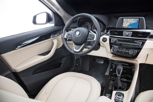 O interior da BMW X1, agora mais elegante (Foto: Divulgação)