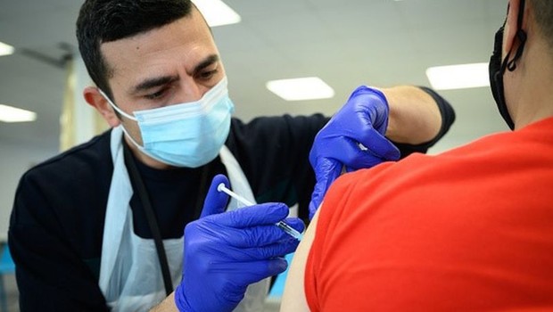 Vacinação e as demais medidas preventivas contra a covid-19, como o uso de máscaras e o distanciamento social, continuam a ser recomendadas (Foto: GETTY IMAGES via BBC NEWS)
