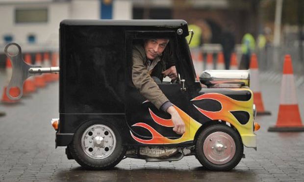 O minicarro chamado ‘Wind Up’, que foi criado pelo britânico Perry Watkins , aparece no  livro Guinness como o menor carro do mundo com uma licença para dirigir em ruas públicas. O carro tem 104 centímetros de altura, 132 de comprimento e 66 de largura.  (Foto: Martin Meissner/AP)