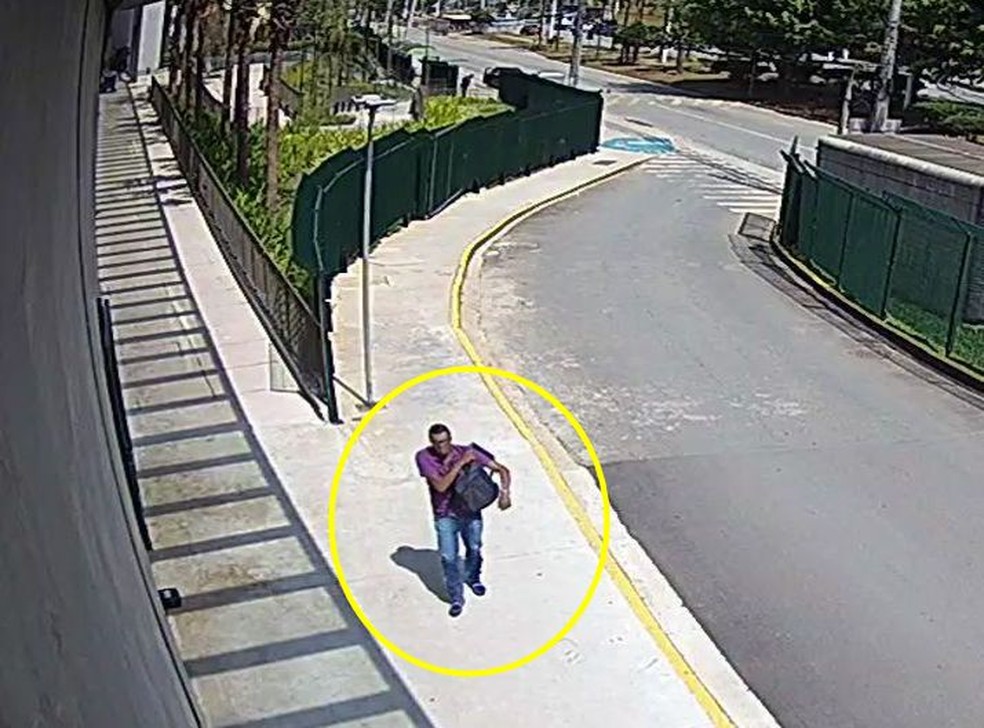 Polícia analisa câmeras de segurança para tentar identificar criminosos. No destaque acima, um dos bandidos entrou com a metralhadora escondida numa mochila — Foto: Reprodução