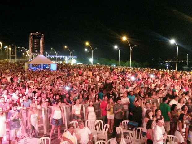 Centenas de pessoas acompanharam festa no Parque Marinha do Brasil (Foto: Dalmir Pinto/RBS TV)