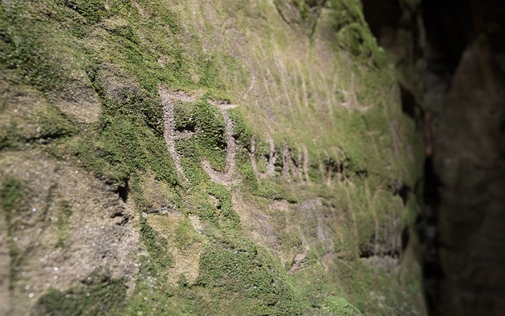 Parque Estadual do Ibitipoca - marcas deixadas por turistas nas paredes de grutas são alvo de inquérito — Foto: Dimas Stephan/G1
