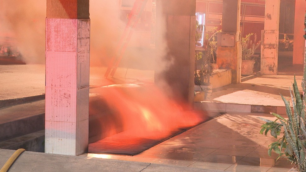 Incêndio atinge tapeçaria em subsolo de prédio na 714 Norte, em Brasília — Foto: TV Globo/Reprodução