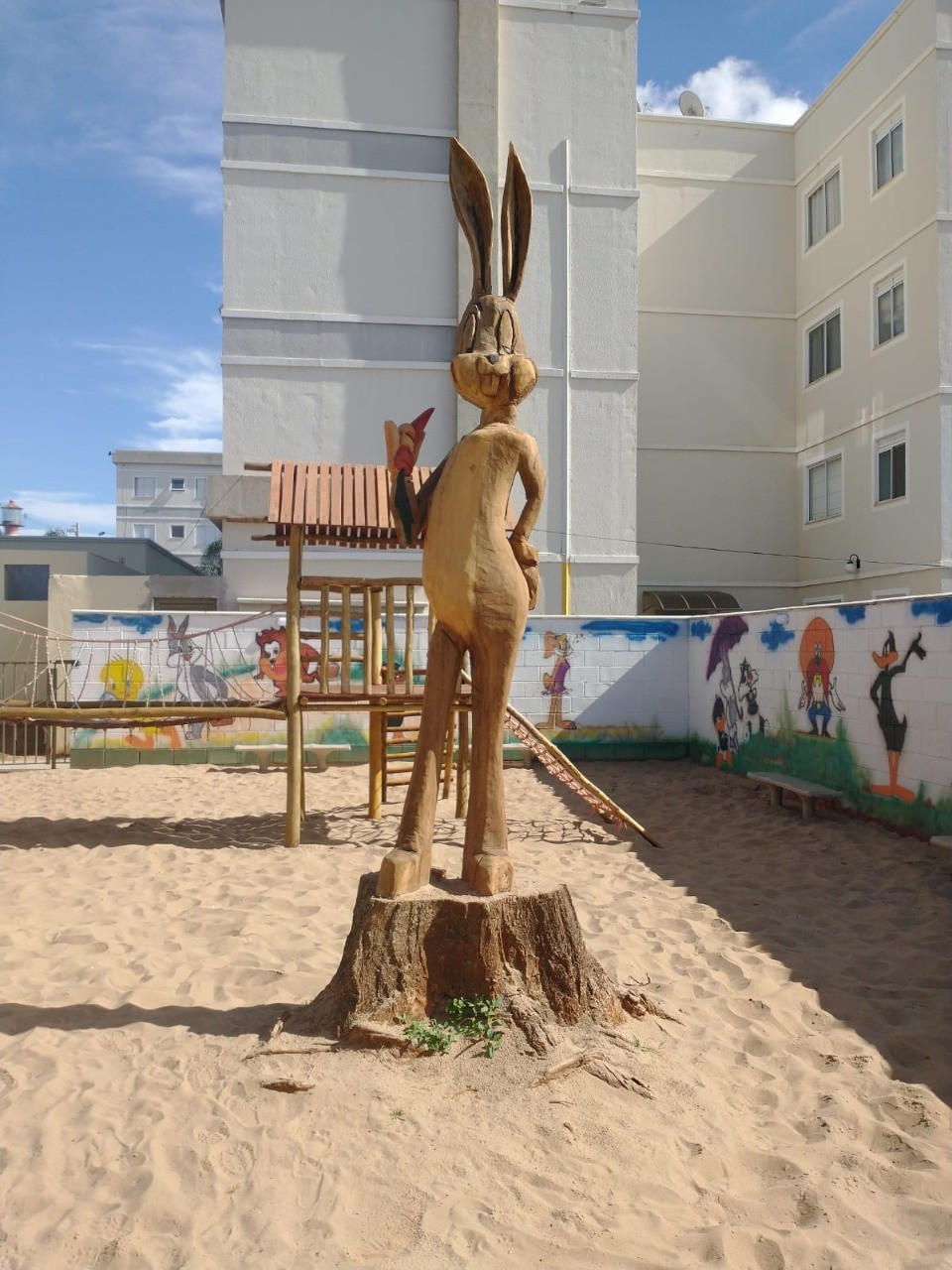 Árvore é transformada em escultura de coelho e motiva advertência da Polícia Ambiental em Marília