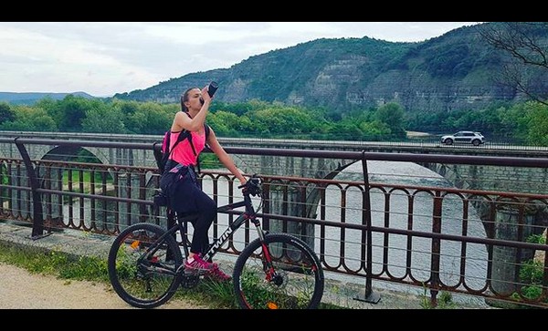 A modelo e miss francesa Morgane Rolland durante um passeio de bicicleta (Foto: Instagram)