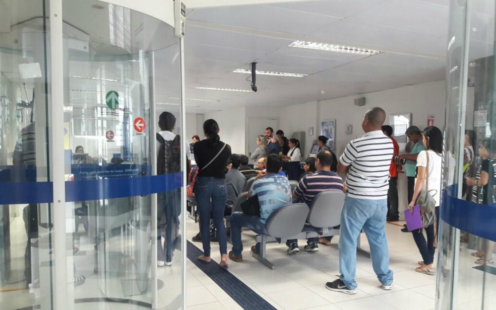 Bancos em Manaus ter&atilde;o hor&aacute;rio de atendimento diferenciado na segunda (2),  dia de jogo do Brasil | Amazonas | G1