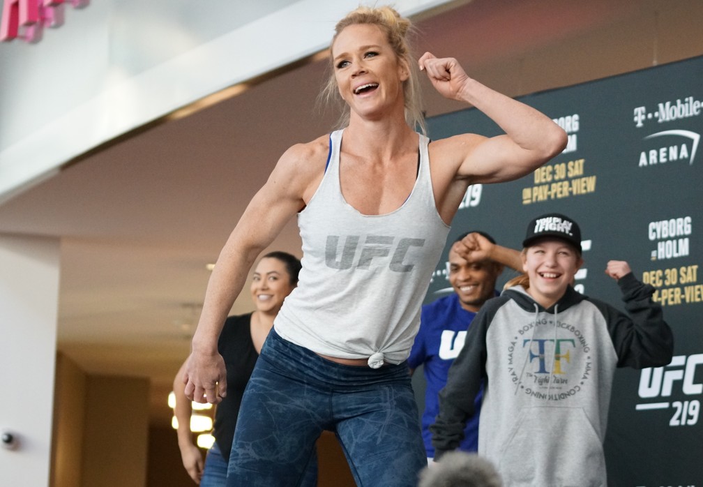 Holly Holm se diverte na arena, em Las Vegas, às vésperas do UFC 219 (Foto: Evelyn Rodrigues)