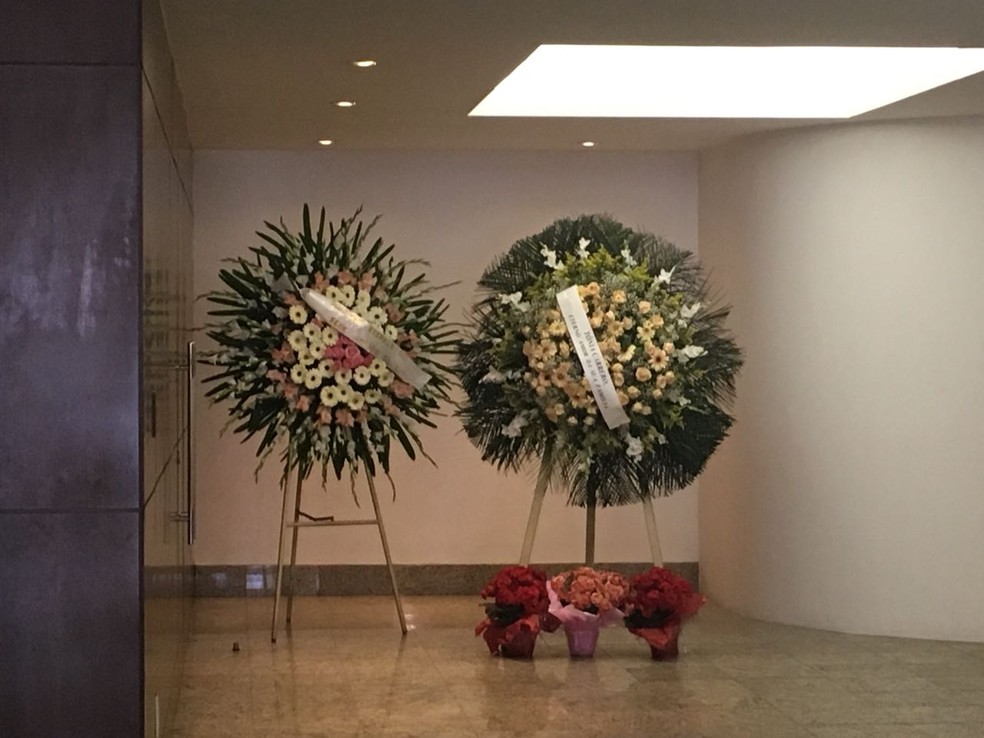 Amigos e parentes enviaram coroas de flores para a cerimônia de cremação (Foto: Patricia Teixeira/G1)