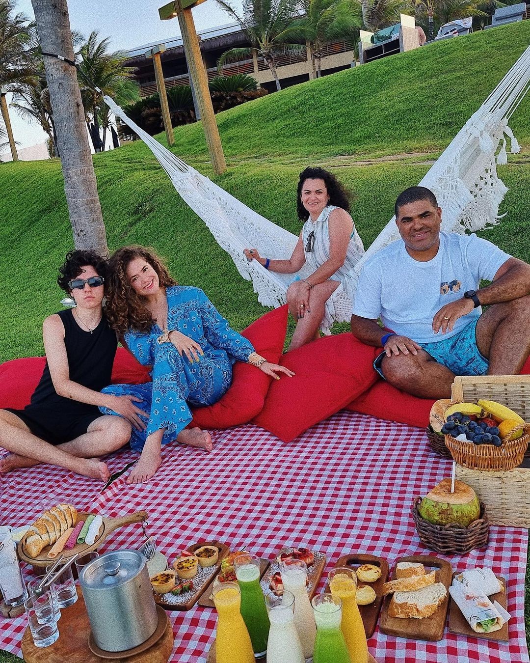 Maisa Silva com os pais e o namorado (Foto: Reprodução/Instagram)