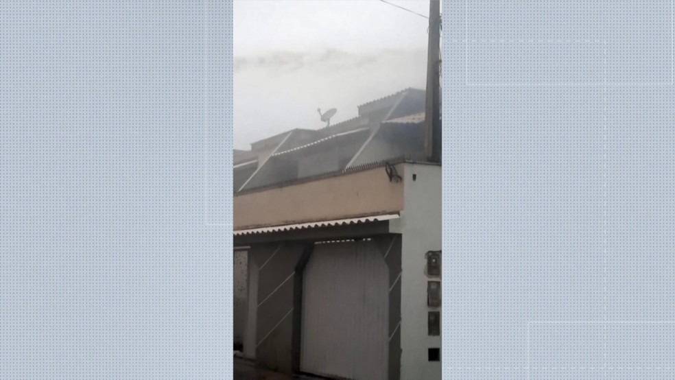 Casa pegou fogo em Itapemirim após criança brincar com isqueiro em cima da cama — Foto: Reprodução/TV Gazeta