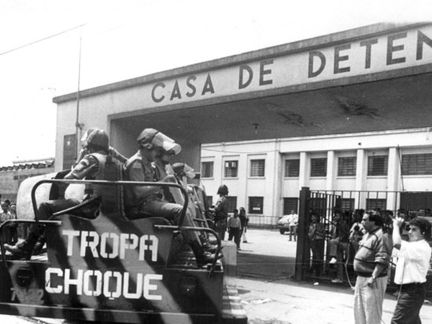 Choque entra no Carandiru na tarde de 2 de outubro de 1992 (Foto: Arquivo Diário de S.Paulo)
