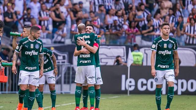 Bruno Henrique comemora o segundo gol com Deyverson