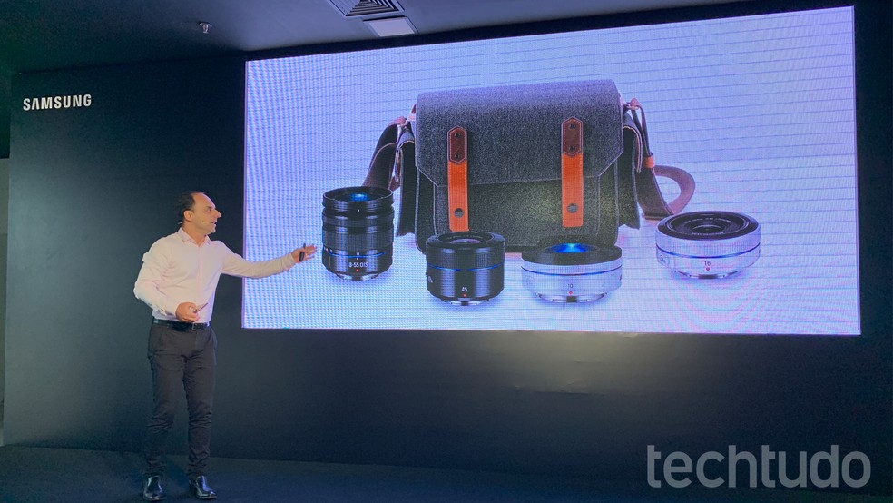 Renato Citrini, da Samsung, compara lentes do Galaxy A9 a equipamentos usados por fotógrafos profissionais — Foto: Thássius Veloso/TechTudo
