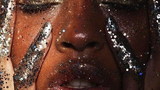 Glitter para o Carnaval: opções de maquiagem para os olhos, rosto e boca que vão brilhar muito