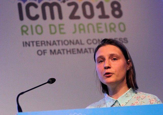 Maryna Viazovska palestrando em evento realizado pelo Congresso Internacional de Matemáticos, em 2018 (Foto: Reprodução/ICM 2018)