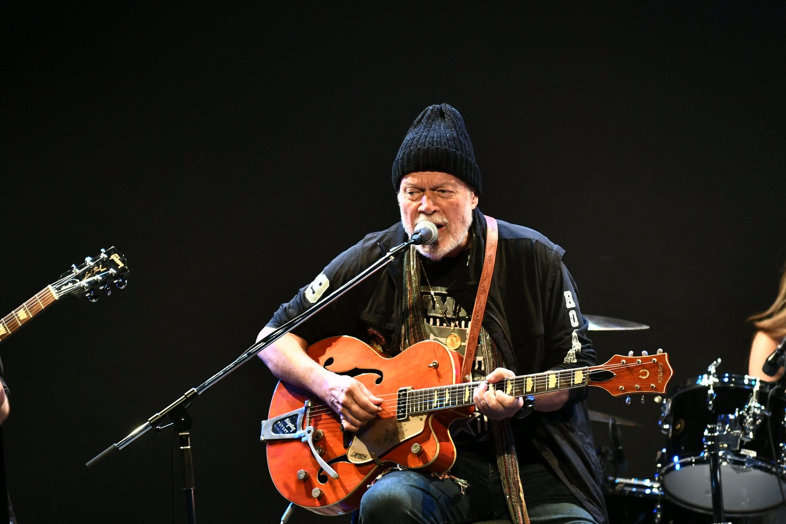 Randy Bachman recupera no Japão guitarra roubada há 46 anos no Canadá — Foto: Philip Fong / AFP