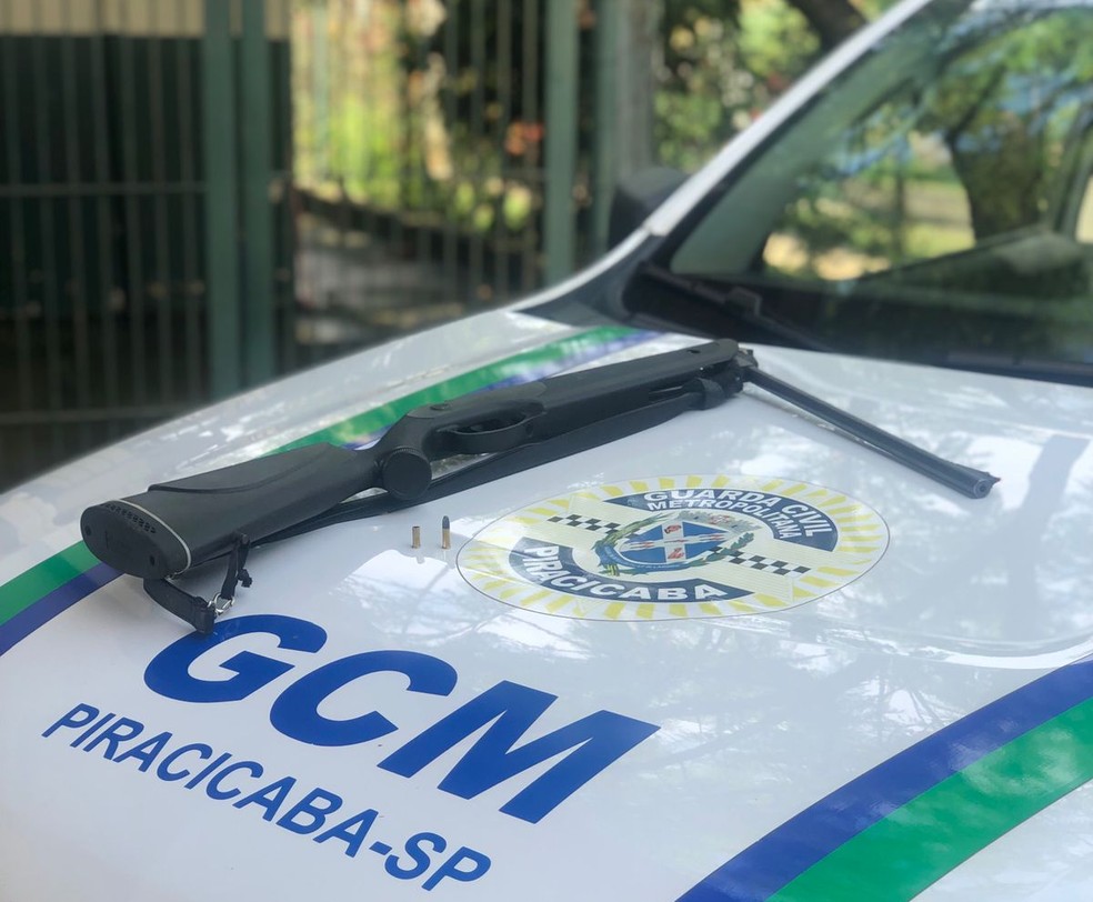 Arma apreendida pela GCM de Piracicaba durante a ocorrência — Foto: Divulgação/ Guarda Civil Municipal de Piracicaba 