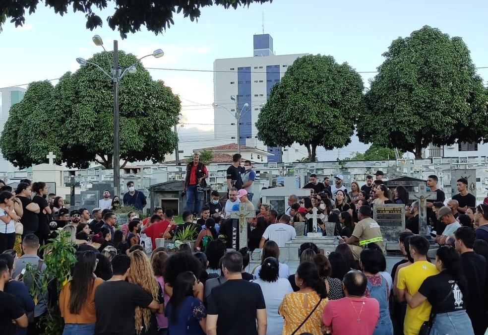 Sepultamento do cantor Tarik Lima, em João Pessoa — Foto: Plínio Almeida / TV Cabo Branco