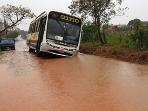 Ônibus ficou encalhado na pista durante chuva (Foto: Arquivo Pessoal/ João Gomes Neto)