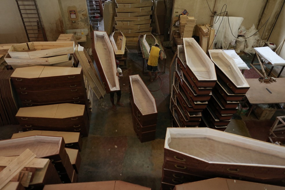 Manaus, 27 de abril: funcionários de funerária trabalham para atender à demanda por caixões durante pandemia de Covid-19 no país. — Foto: Michael Dantas/AFP