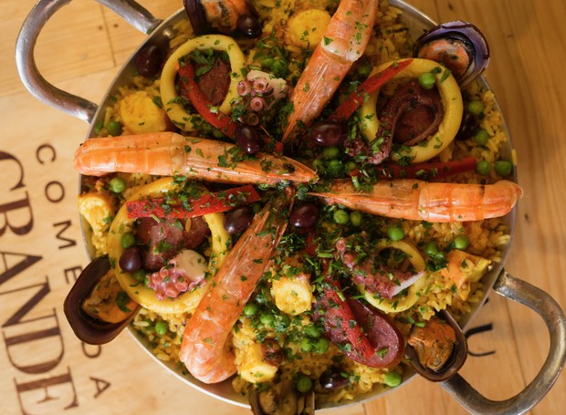 Capriche na finalização da paella com camarões, lagostins e pimentões (Foto: Johnny Mazzilli / Divulgação)