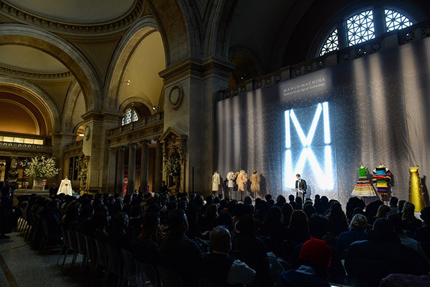  Andrew Bolton, Curator in Charge of The Costume Institute, speaks about The Met's upcoming exhibition, Manus x Machina Fashion in an Age of Technology  (Foto: Courtesy of the Metropolitan Museum of Art/BFA.com)