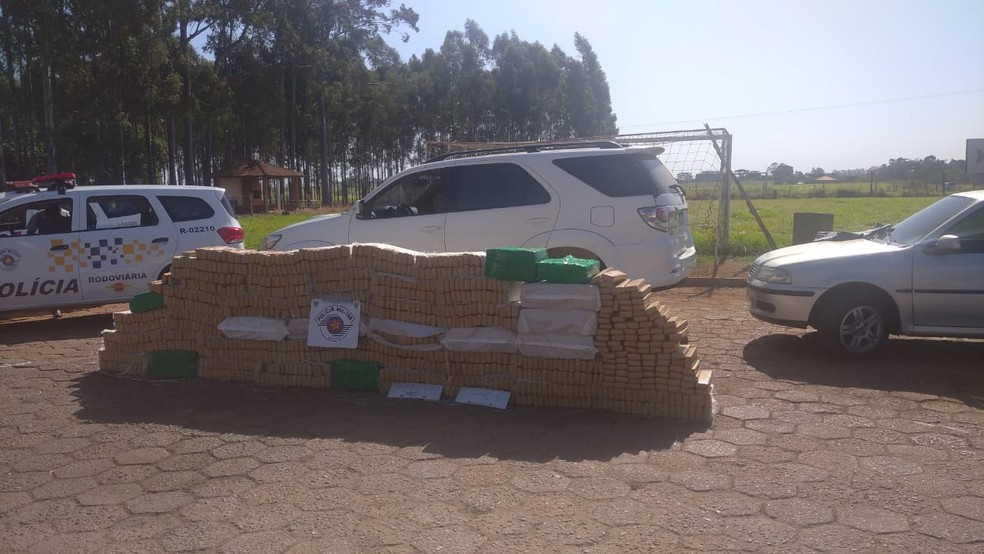 Carga de mais de 1 tonelada de maconha foi apreendida em Pirapozinho (SP) — Foto: Polícia Militar Rodoviária
