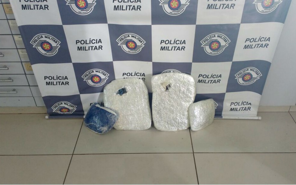 Paraguaia foi presa com quatro tabletes de haxixe em Avaré (Foto: Divulgação/Polícia Militar do Estado de São Paulo)