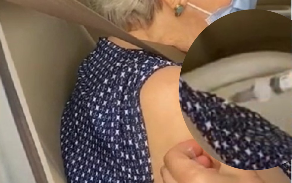 Líquido não é injetado na primeira tentativa de aplicação da vacina contra Covid-19 em idosa — Foto: Reprodução/TV Anhanguera