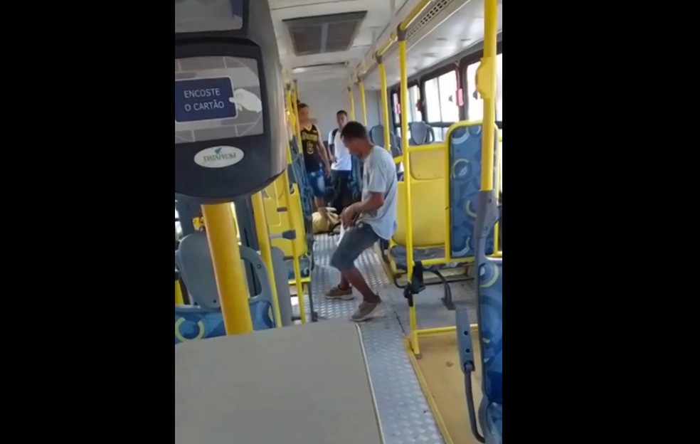 Suspeito de tentar assaltar ônibus morre após ser baleado por policial militar dentro de coletivo, em São Luís — Foto: Reprodução
