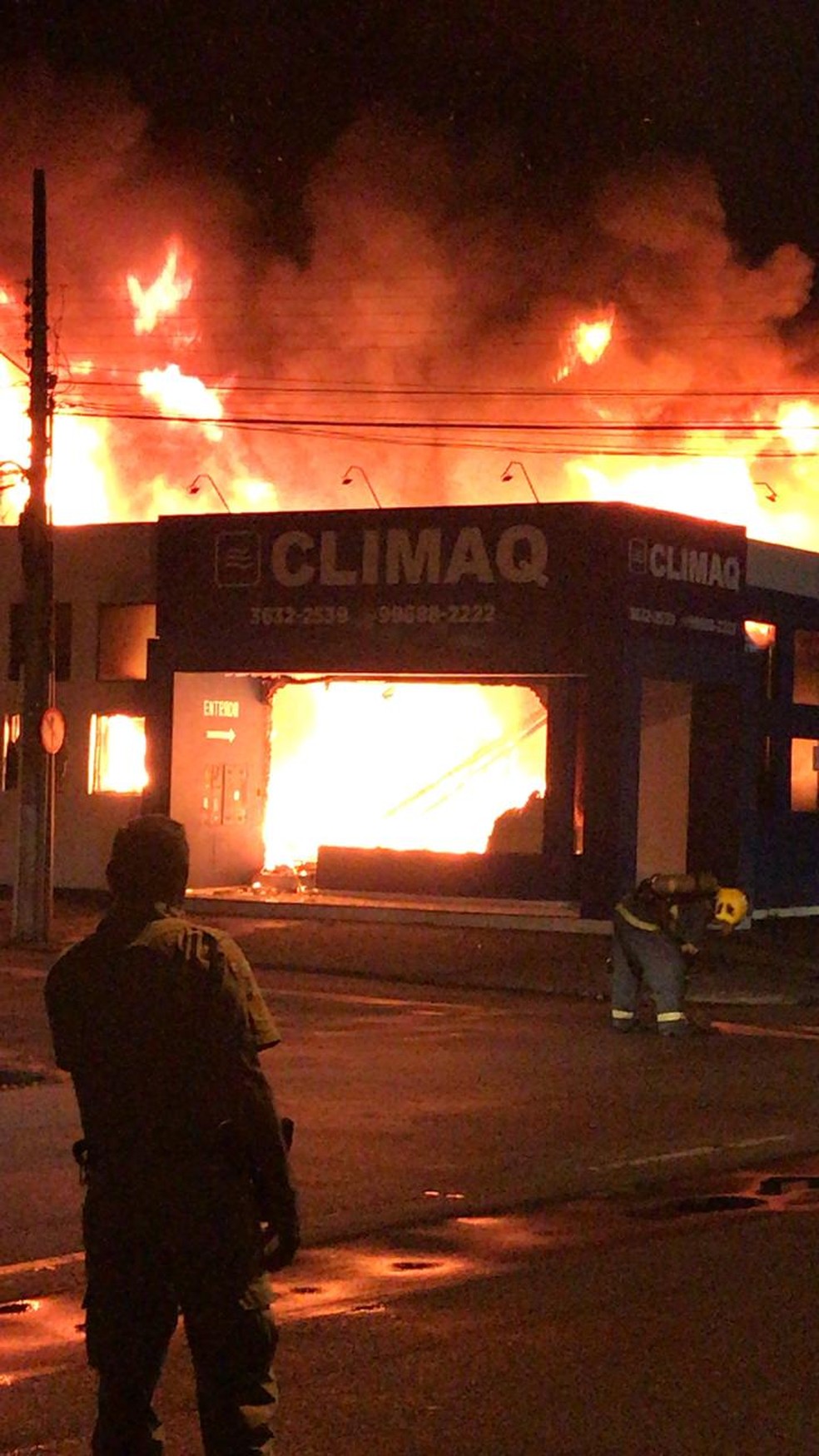 Edificação ficou destruída com o incêndio no Centro de Tubarão — Foto: CBM Tubarão/ Divulgação