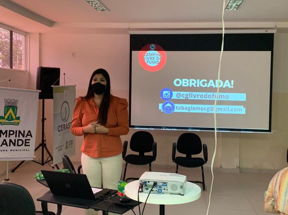 Psic�loga Byanka Andrade mediando reuni�o do programa � Foto: Coordena��o do Programa Nacional de Controle ao Tabagismo/divulga��o