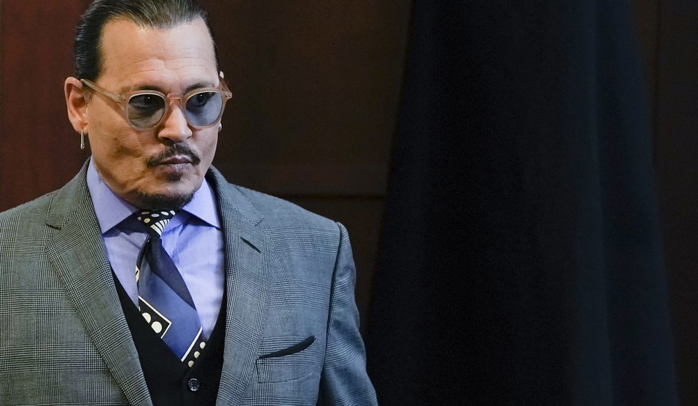 Johnny Depp durante julgamento sobre o caso de difamação contra sua ex-esposa Amber Heard no Tribunal do Condado de Fairfax em Fairfax, Virgínia, EUA nesta quarta-feira (4) — Foto: Elizabeth Frantz/Pool Photo via AP