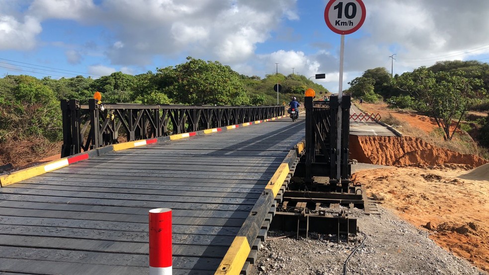 Ponte metálica montada na BR-101 Norte, onde cratera se abriu, será desinstalada nesta sexta (18), segundo Dnit — Foto: Vinícius Marinho/Inter TV Cabugi