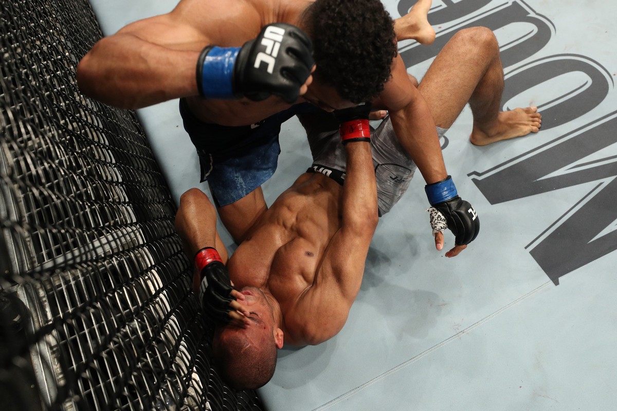 Kevin Lee castiga muito Edson Barboza e médicos param a luta em ...