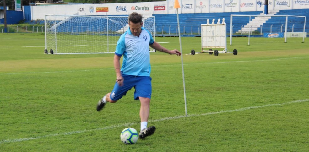 Argel Fucks comanda treino de cruzamentos no CSA — Foto: Denison Roma - GloboEsporte.com
